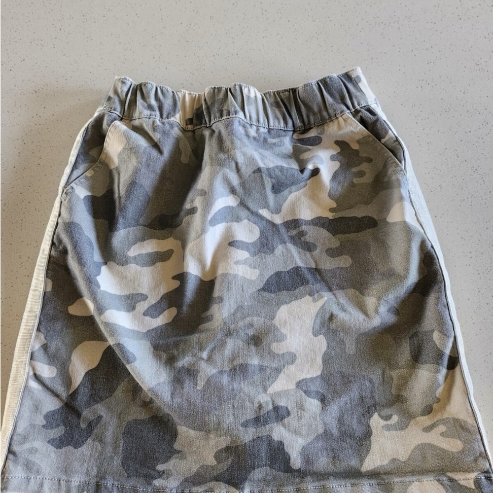 Boston Proper Skort Size 8 Gray Camo Shorts Print Elastic Waist Pockets Stretch